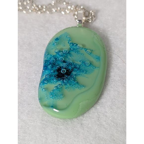 Dichroic glass Large  pendant  SP bail and 24" chain green and green bubbles - Picture 6 of 8